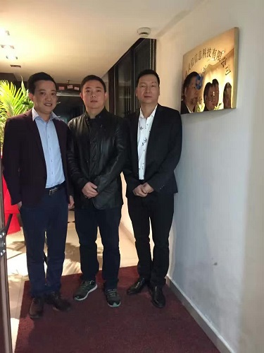公司總經(jīng)理周建華、湖南分公司總經(jīng)理劉靜波、分公司副總潘智輝為分公司成立揭牌